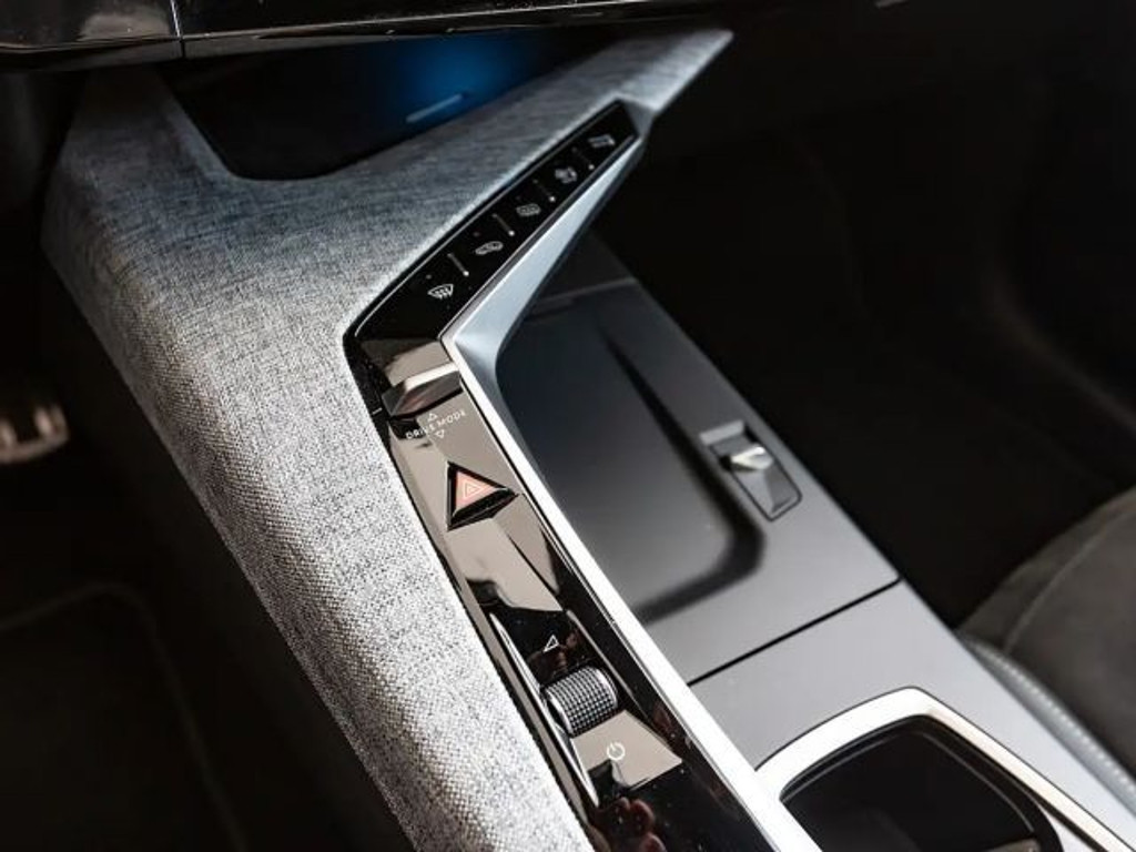Peugeot E-5008