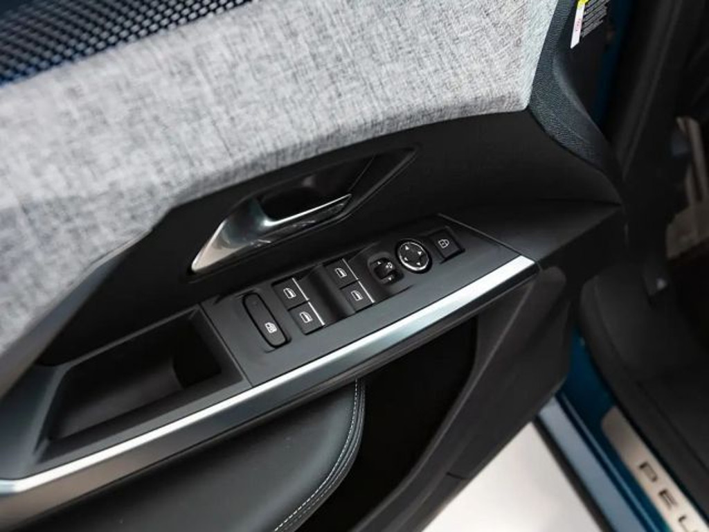 Peugeot E-5008