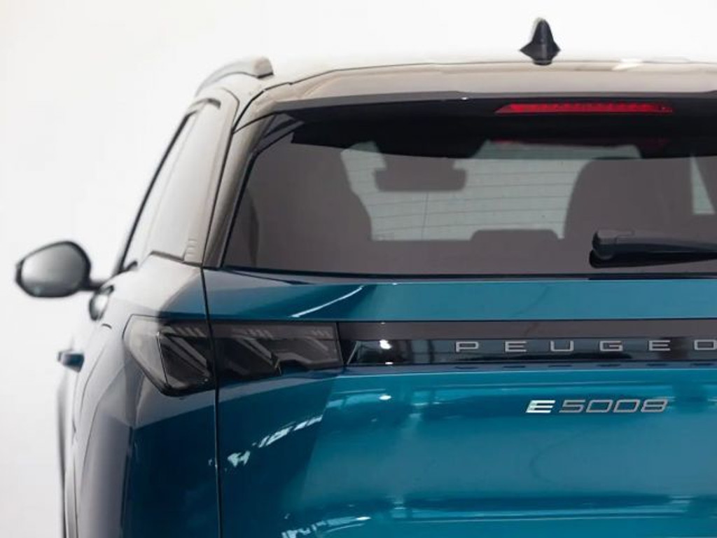 Peugeot E-5008
