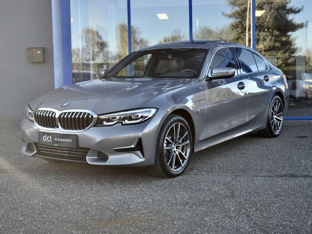 BMW 3 Serie 330 Luxury Line xDrive Sedan