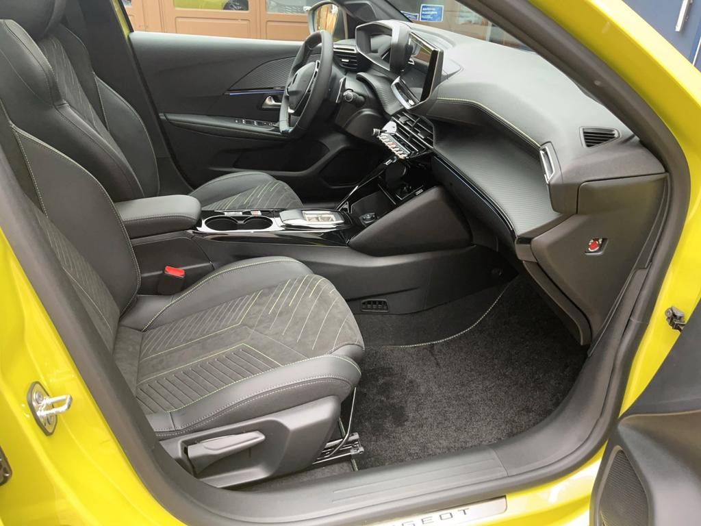 Peugeot e-208