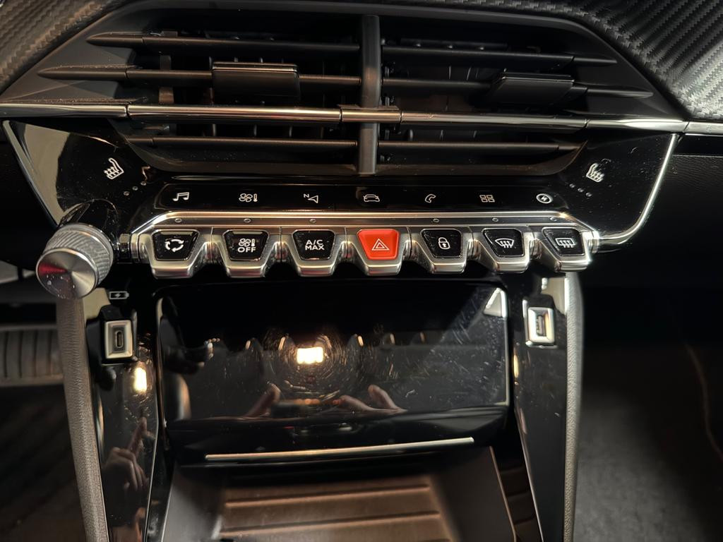 Peugeot e-208