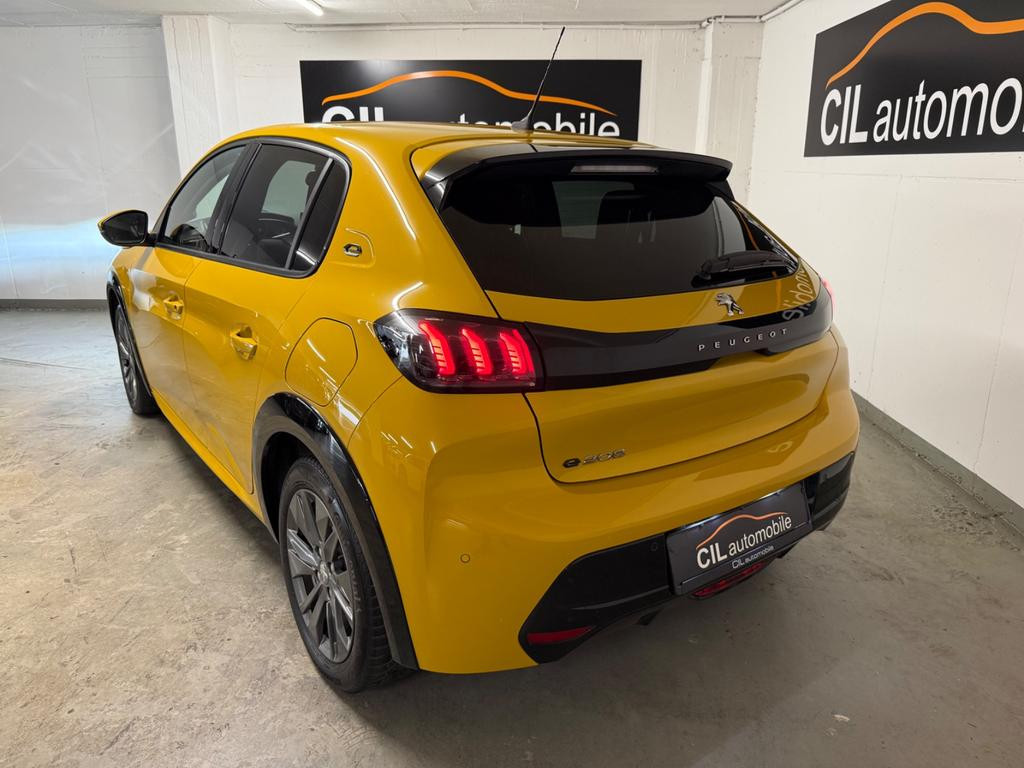 Peugeot e-208
