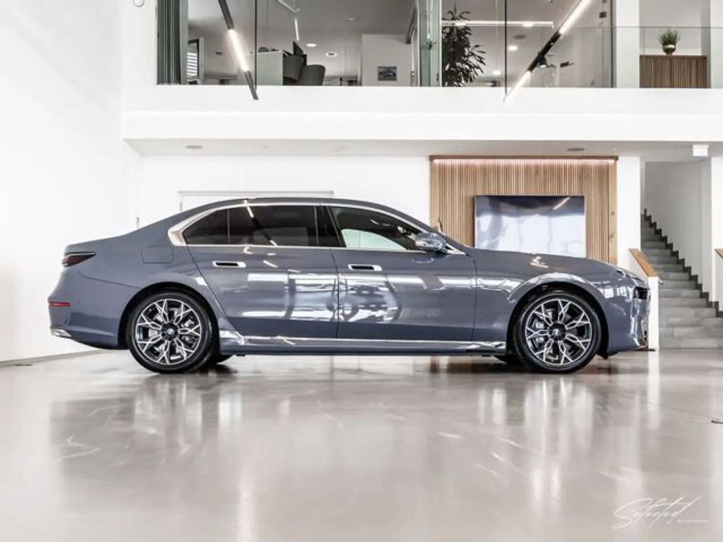 BMW i7