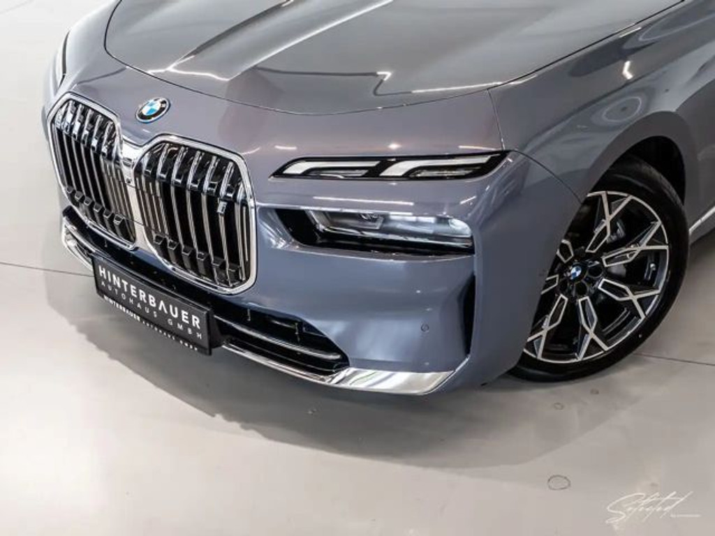 BMW i7