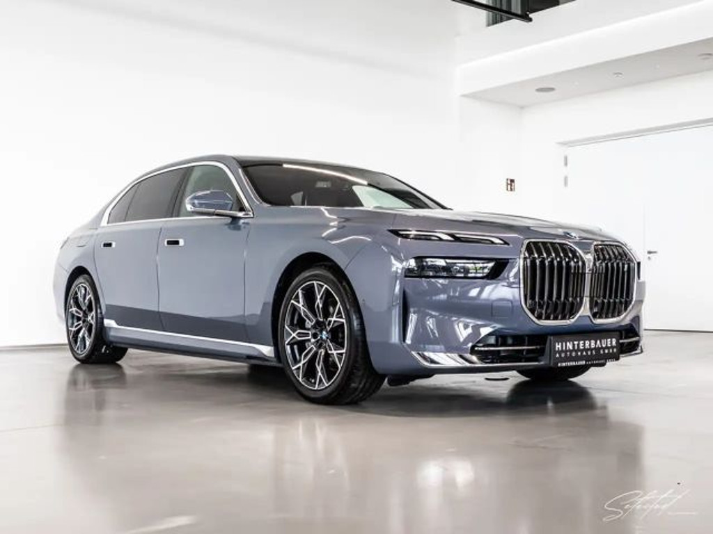 BMW i7