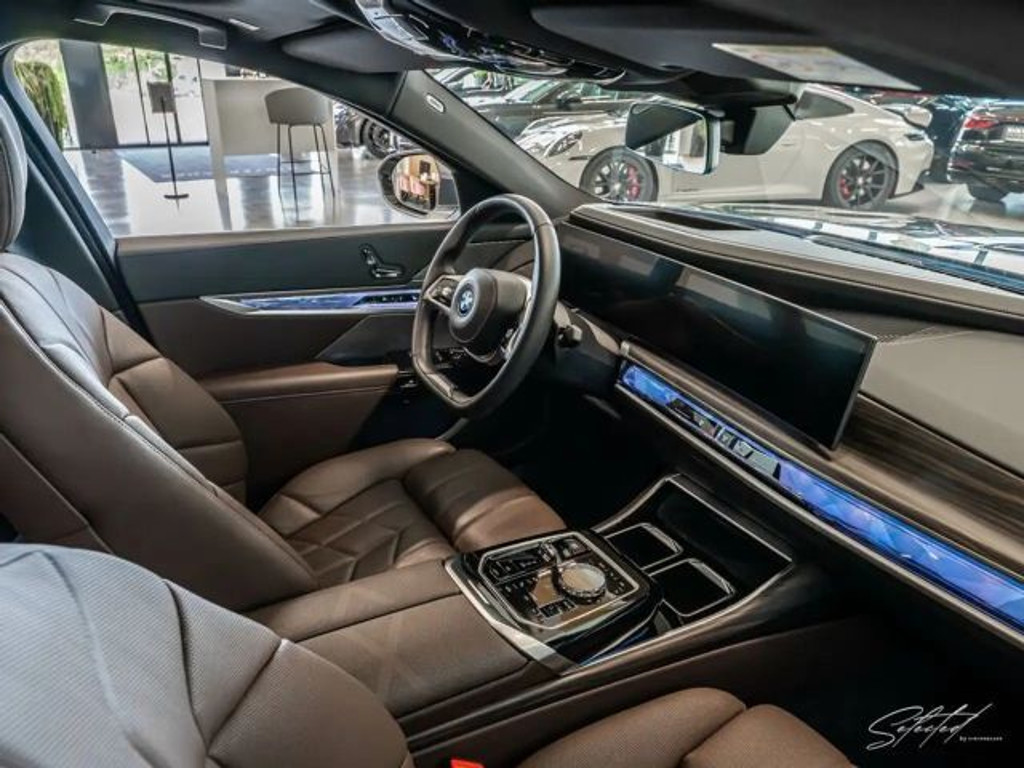 BMW i7