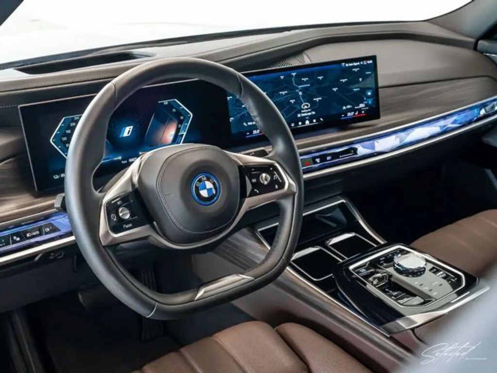 BMW i7