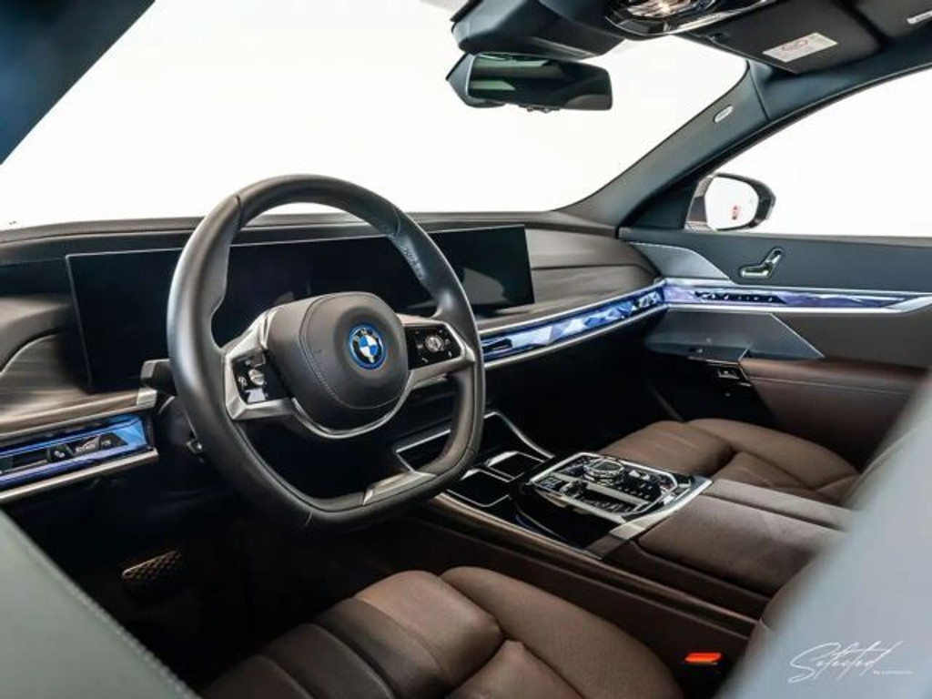 BMW i7