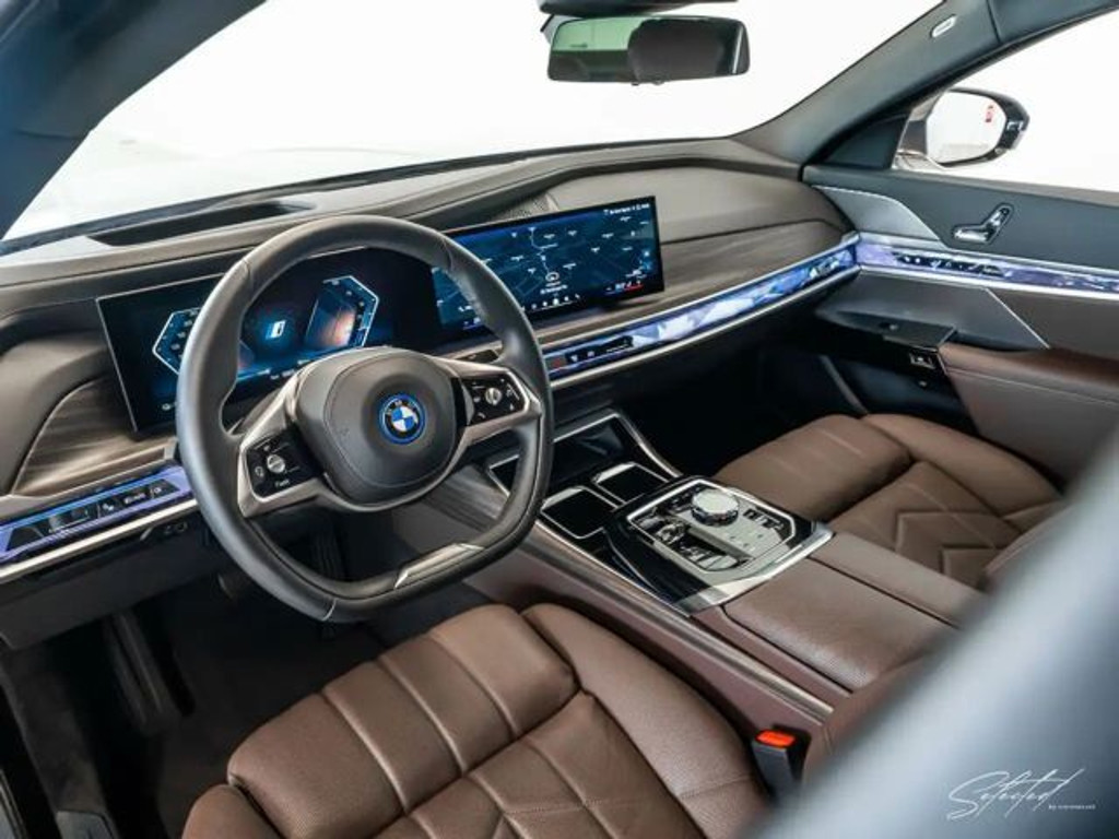 BMW i7