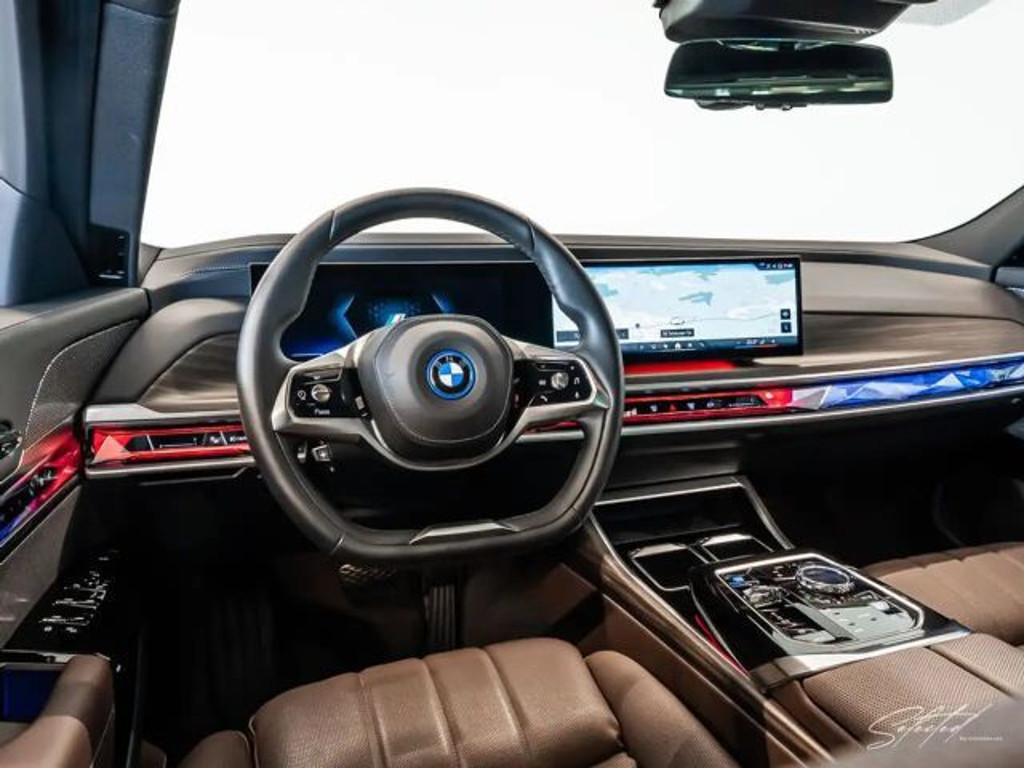 BMW i7