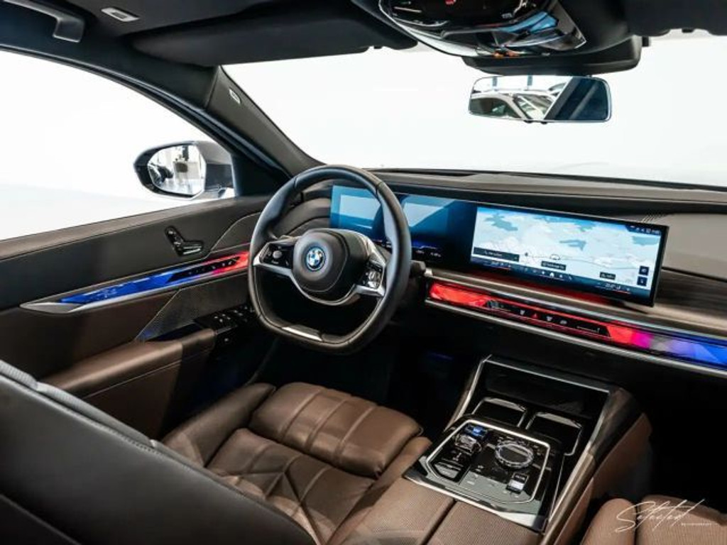 BMW i7