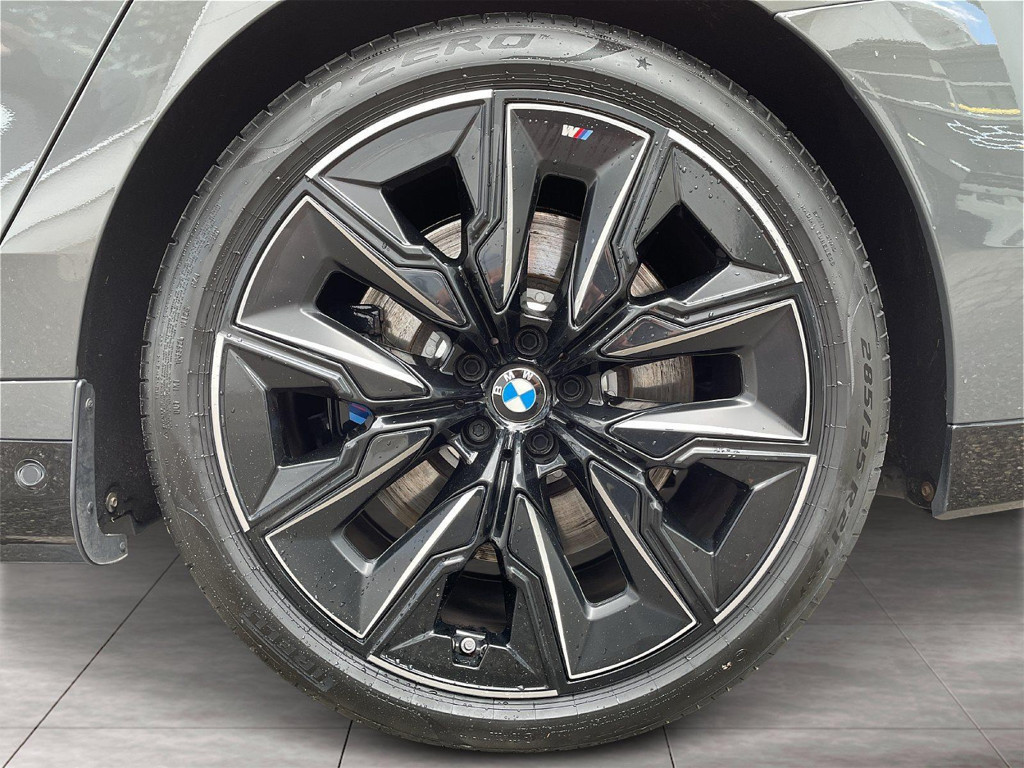 BMW M760