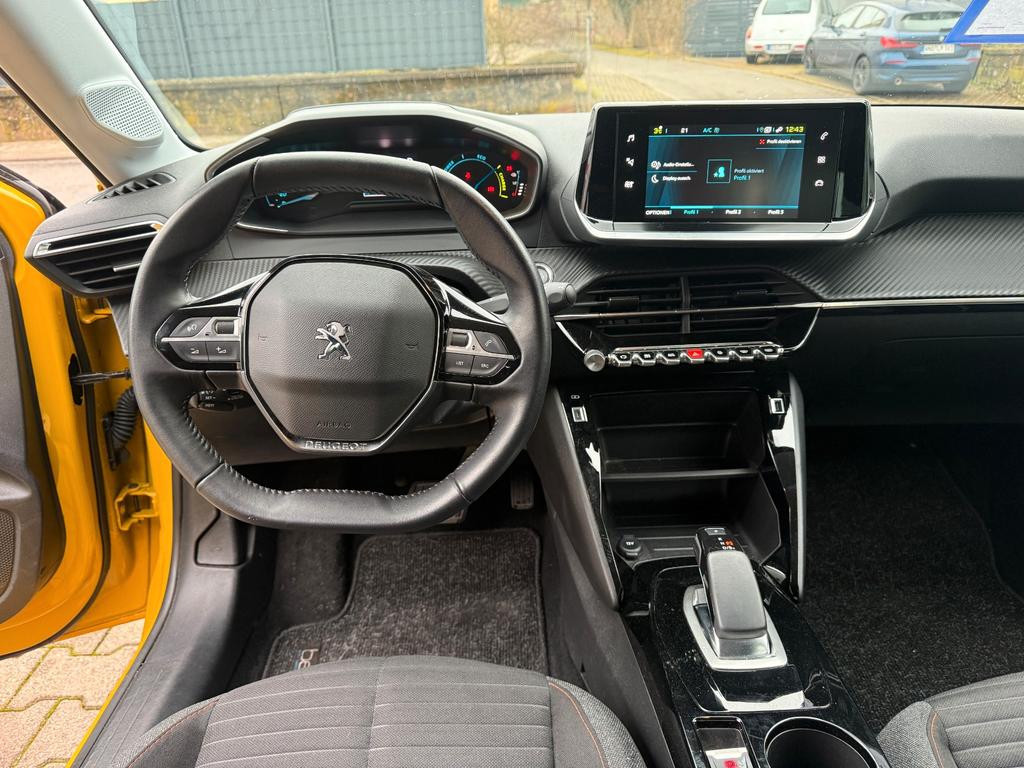 Peugeot e-208