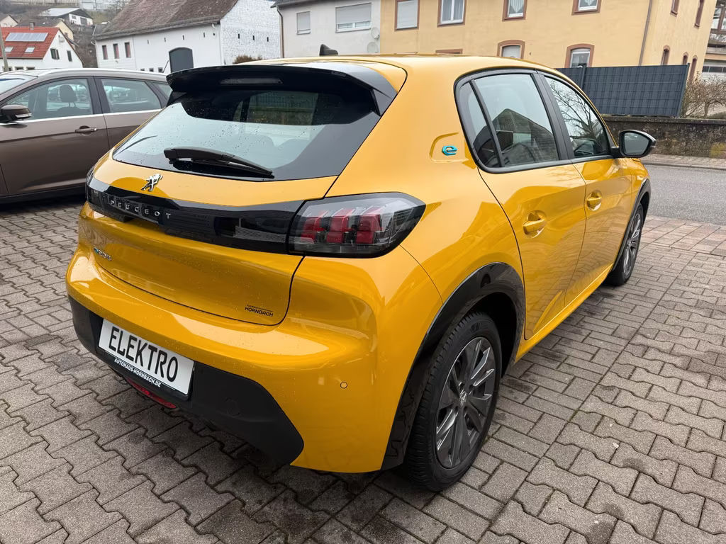 Peugeot e-208