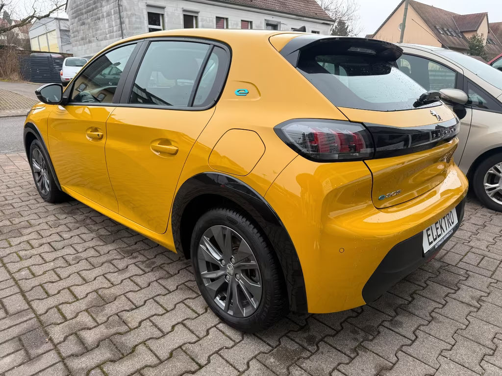 Peugeot e-208