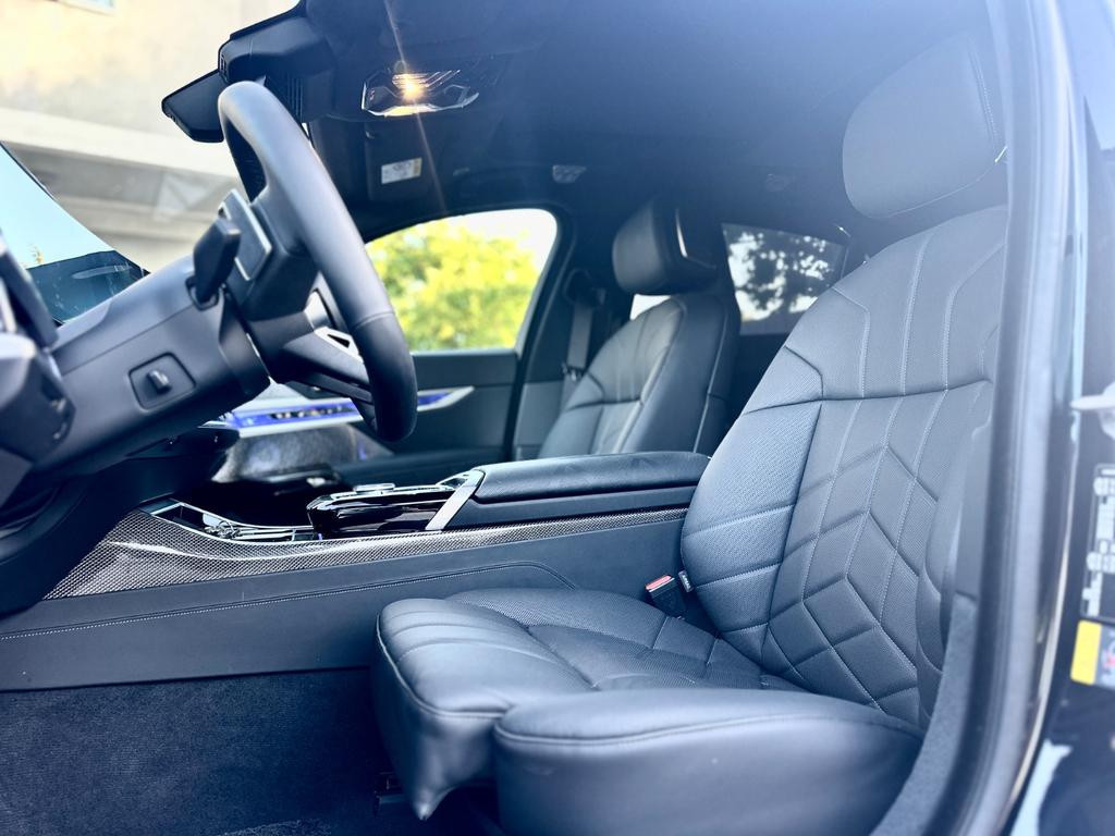 BMW i7