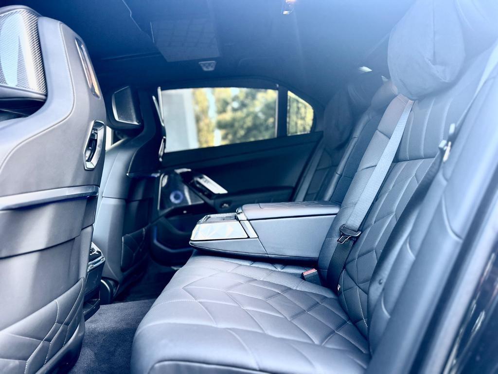 BMW i7