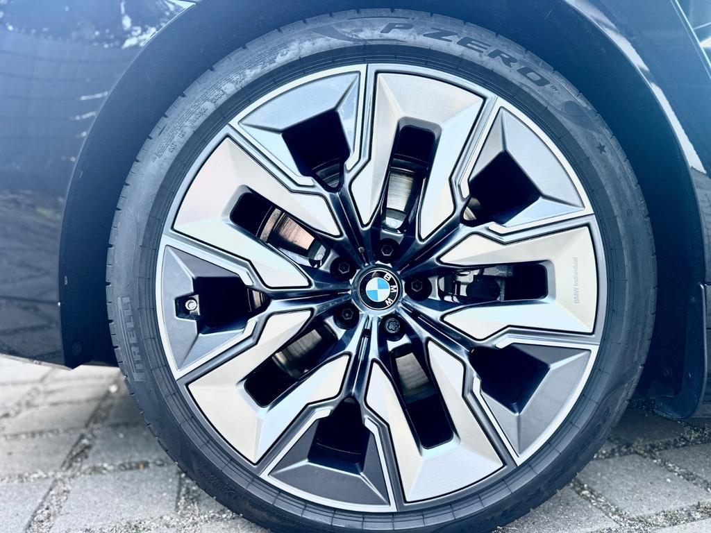 BMW i7