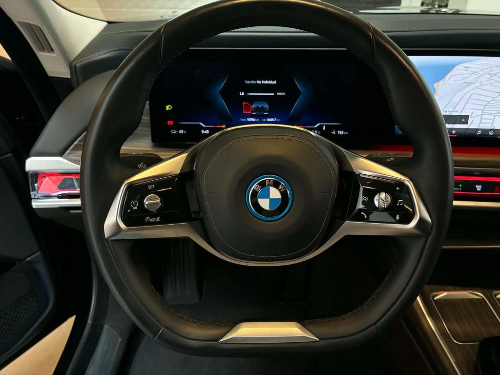 BMW i7