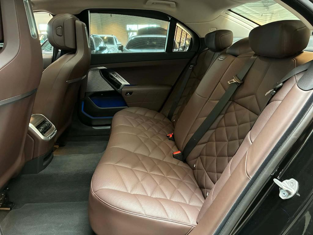 BMW i7