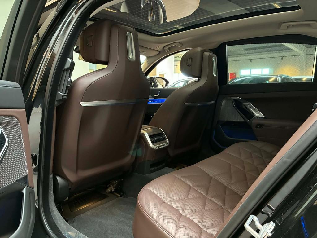 BMW i7