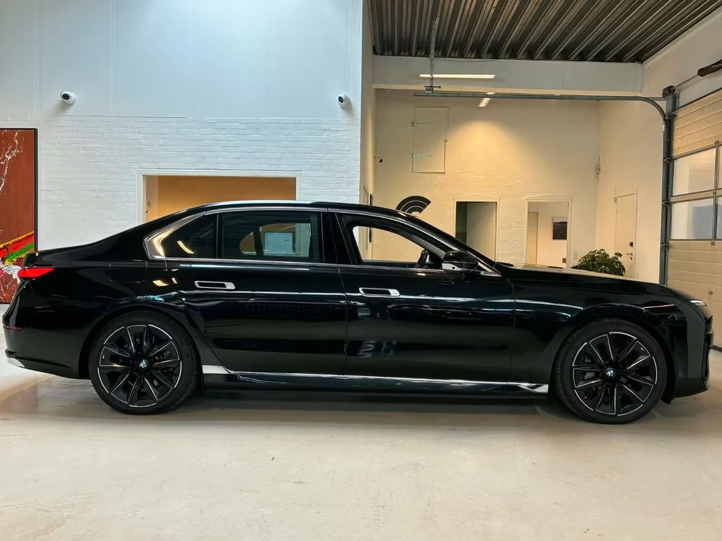 BMW i7
