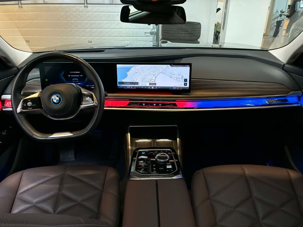 BMW i7