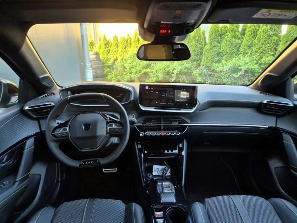 Peugeot e-208