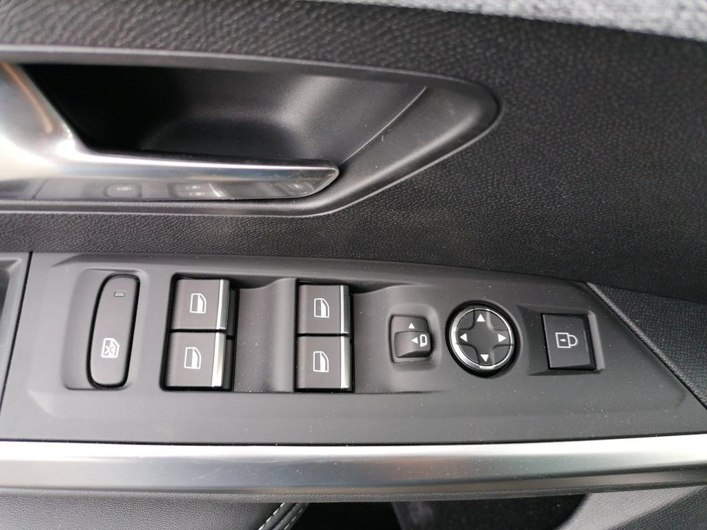 Peugeot E-5008