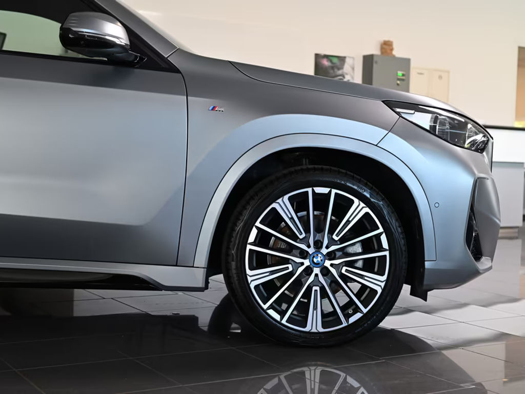 BMW iX1