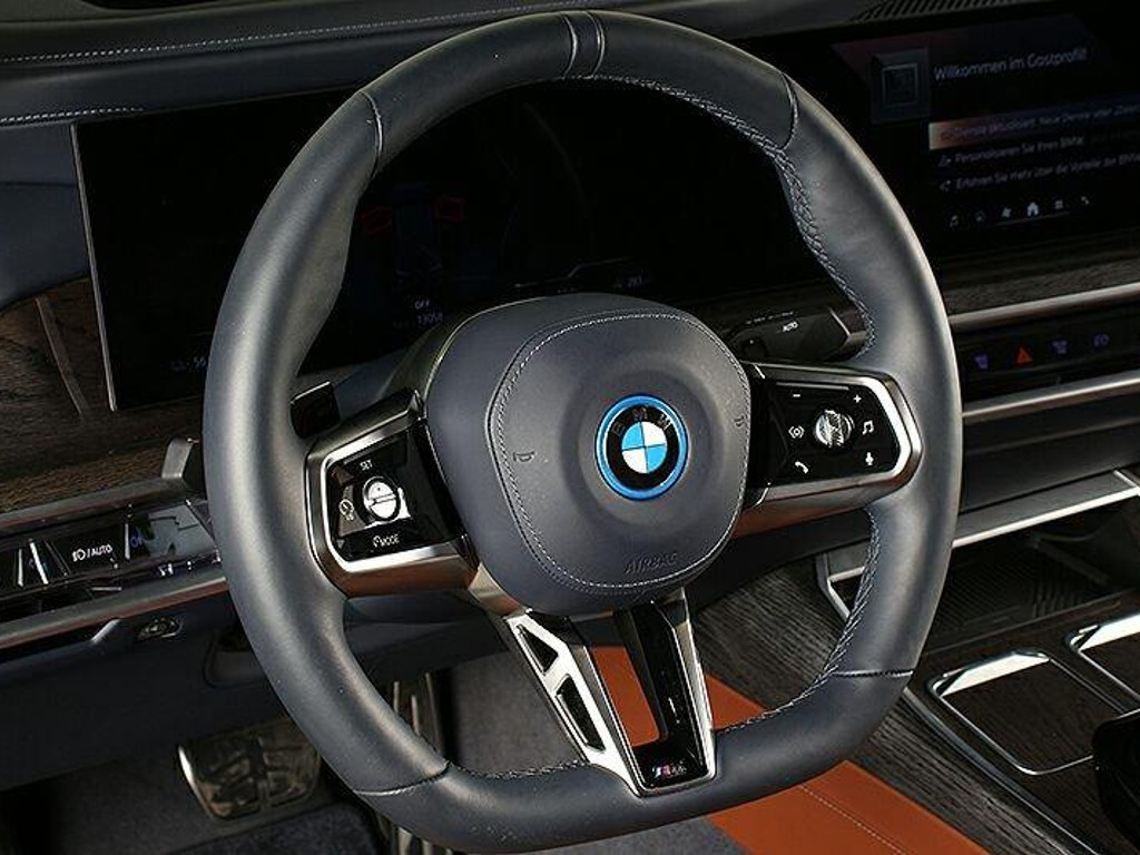BMW i7