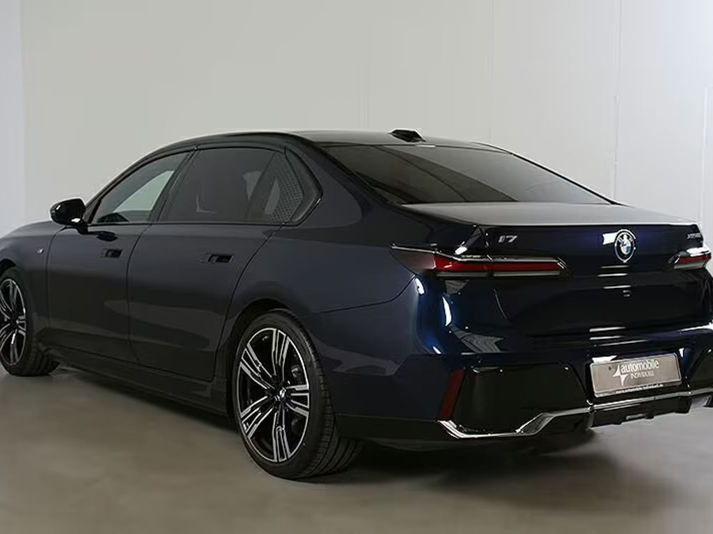 BMW i7
