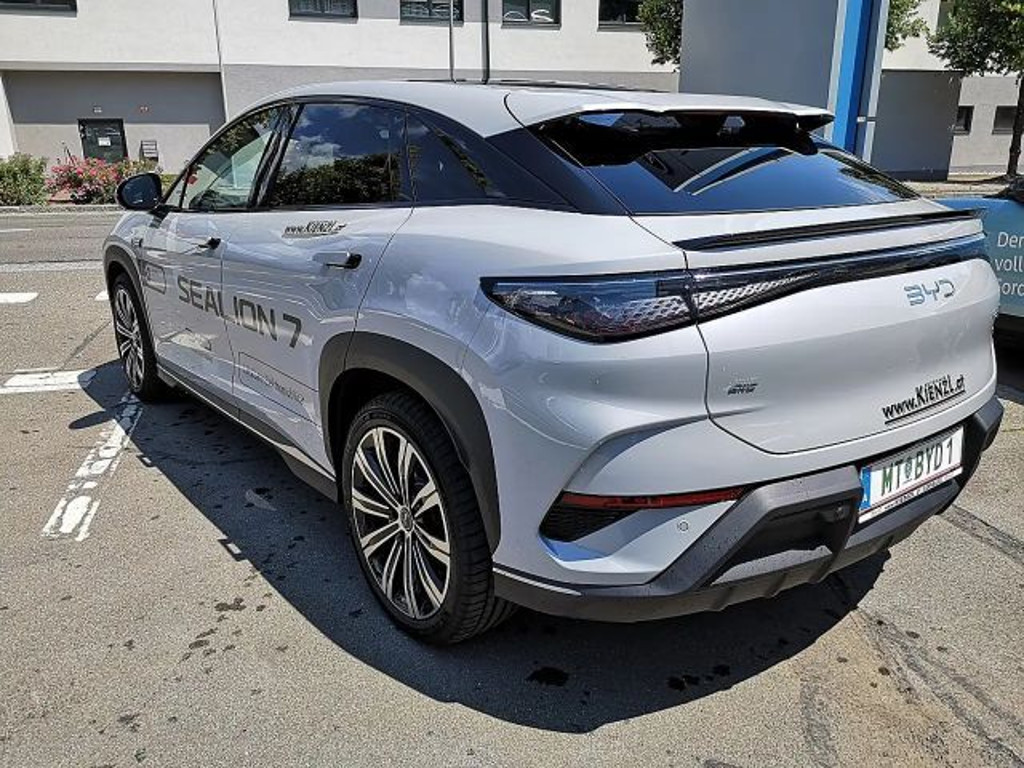 BYD Sealion 7