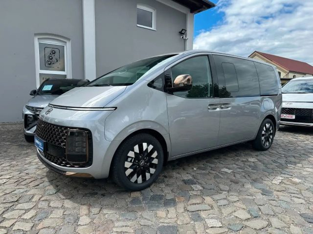 Hyundai Staria Signature