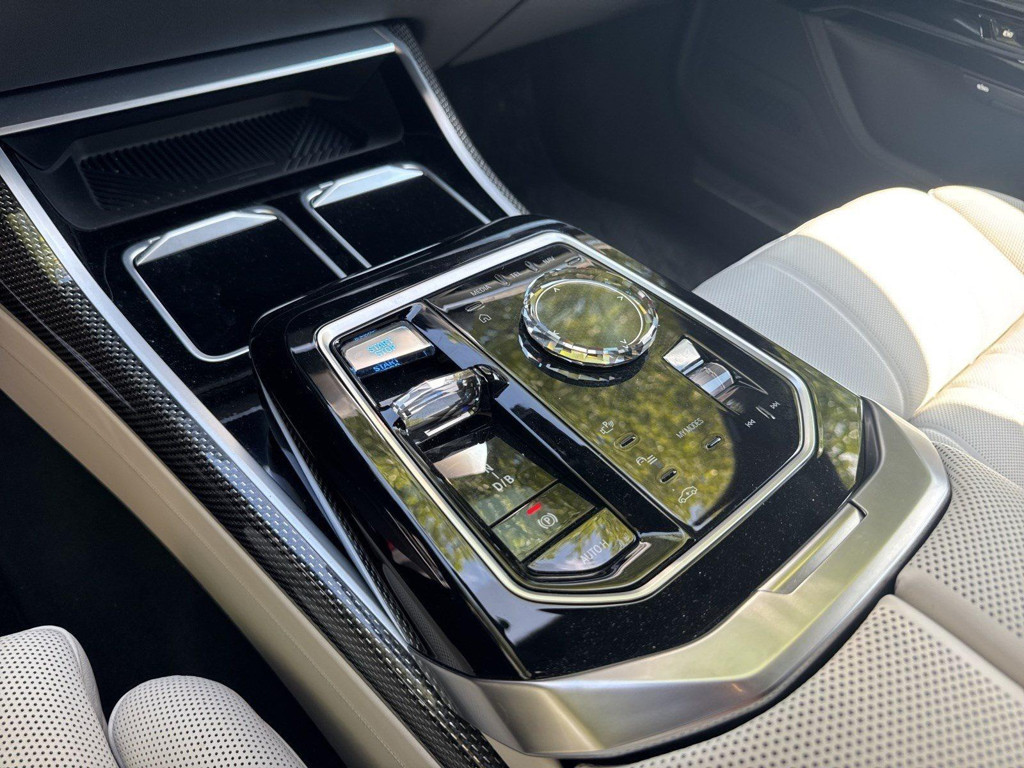 BMW i7