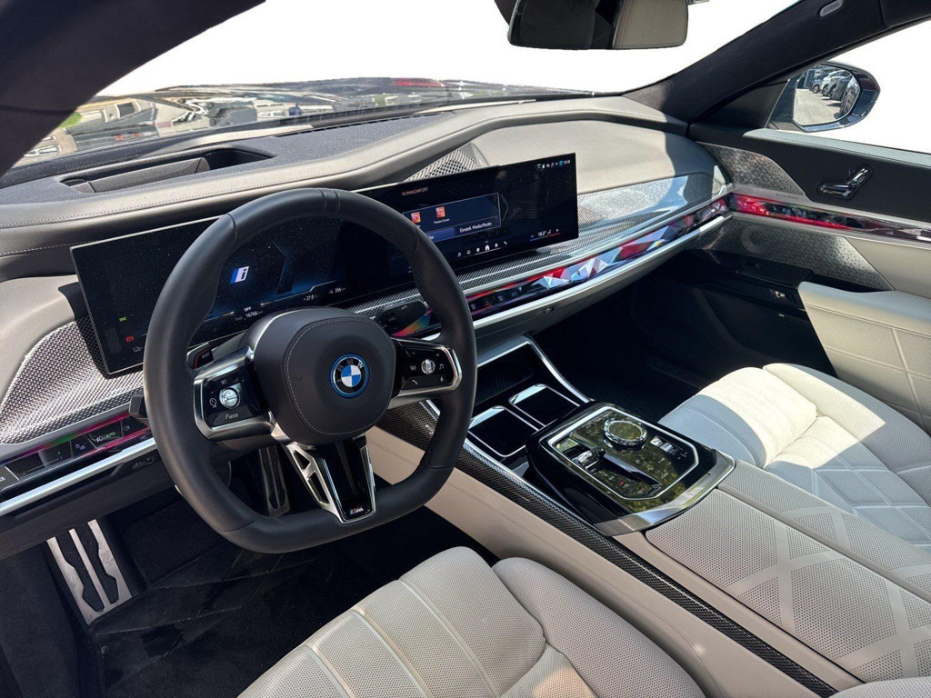 BMW i7