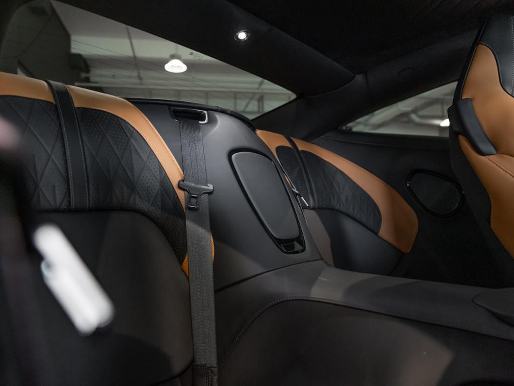 Aston Martin DB12