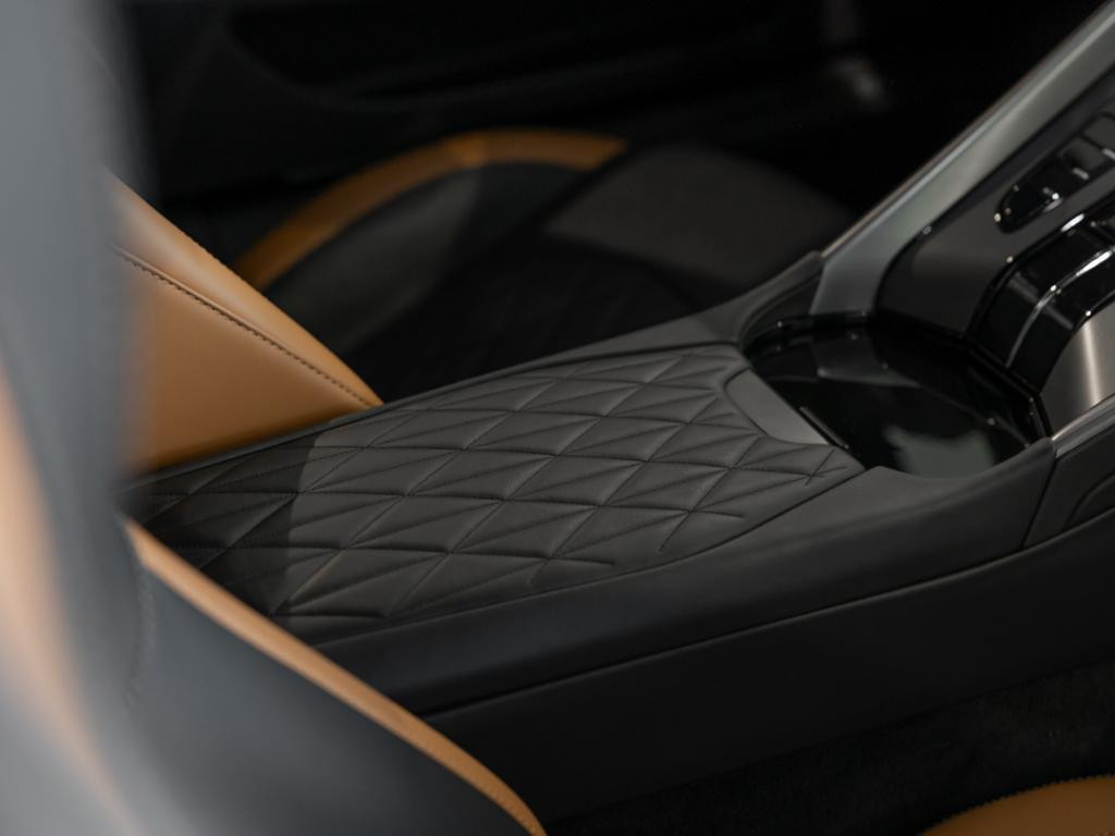 Aston Martin DB12
