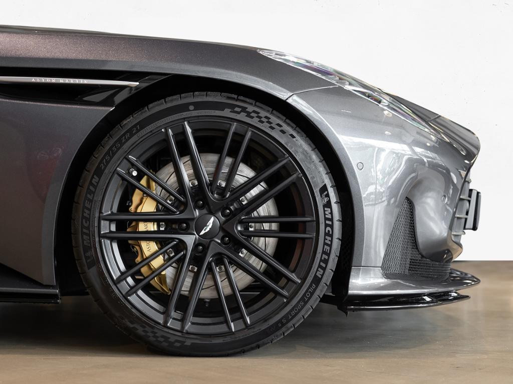 Aston Martin DB12