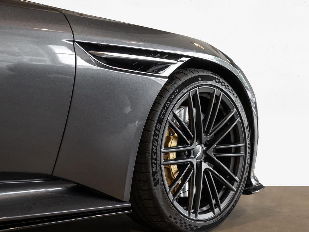 Aston Martin DB12