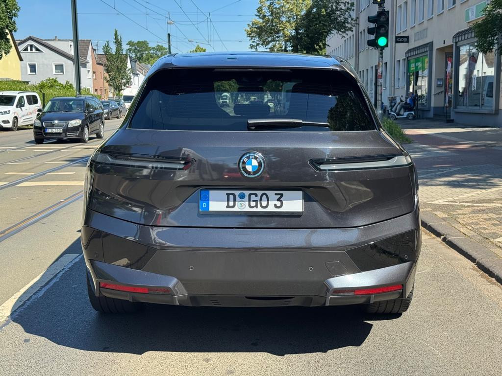 BMW iX