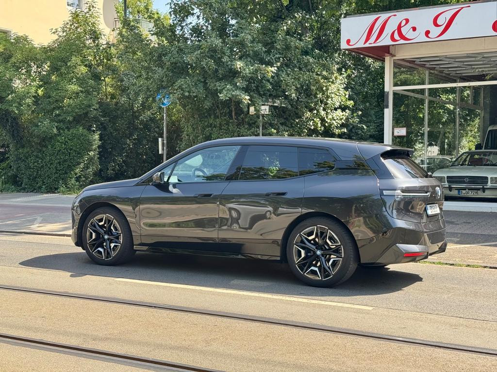 BMW iX
