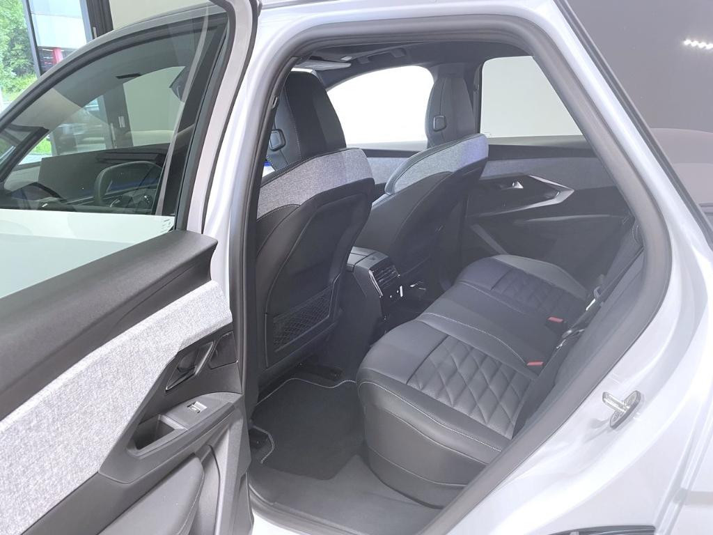 Peugeot E-3008
