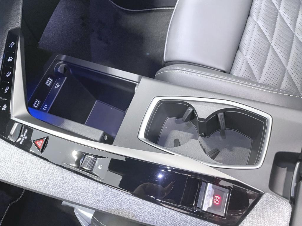 Peugeot E-3008