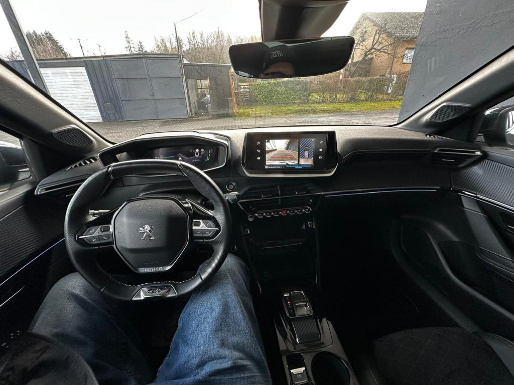 Peugeot e-208