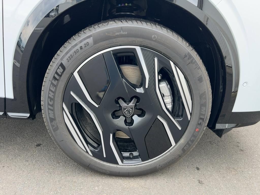 Peugeot E-3008