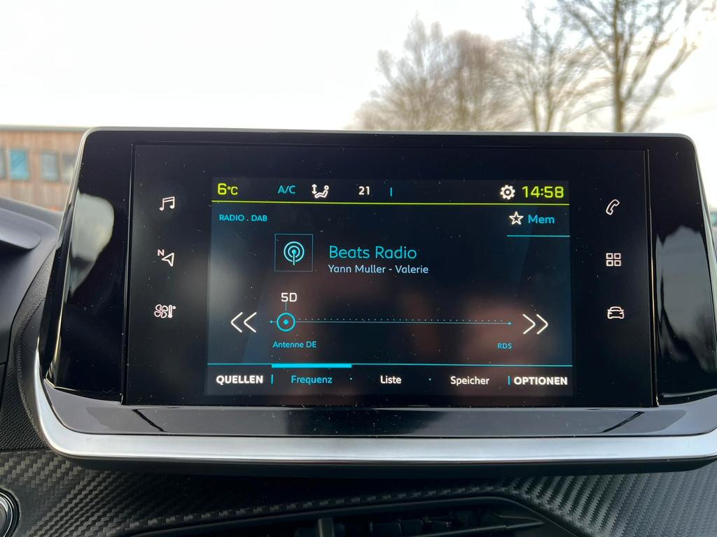 Peugeot e-208