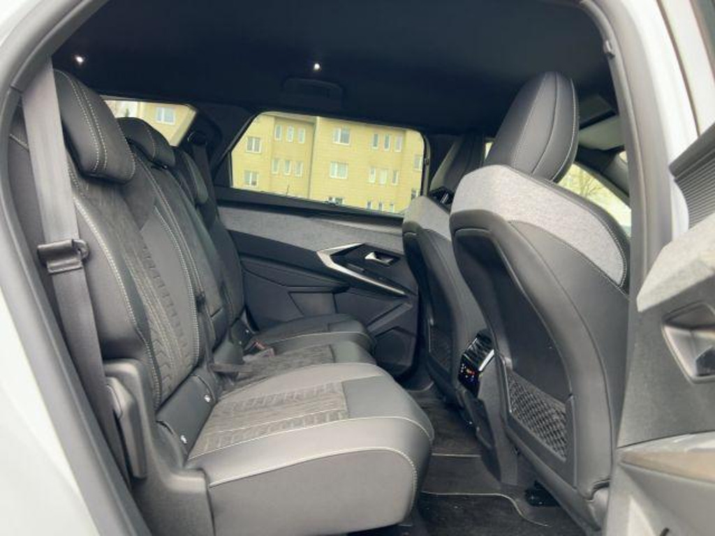 Peugeot E-5008