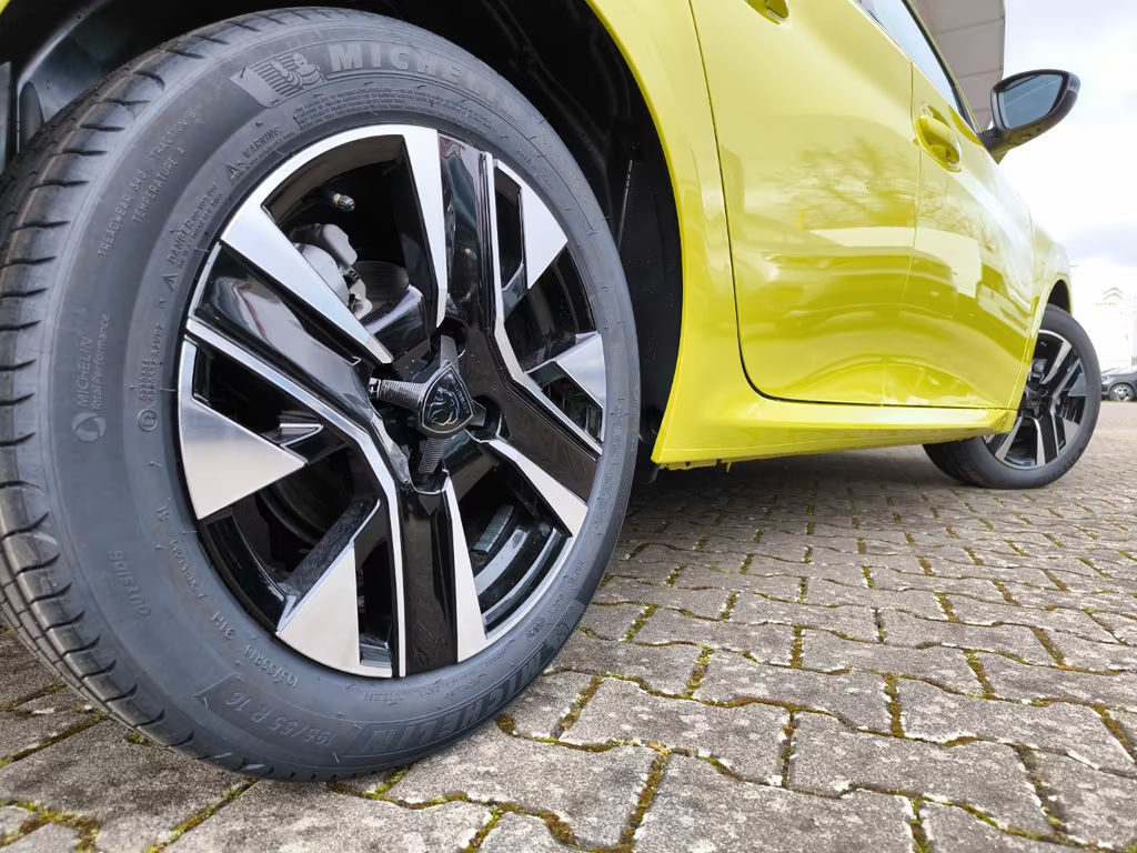 Peugeot e-208